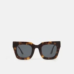 Mó FRONT ROW LINDA SUNcarey